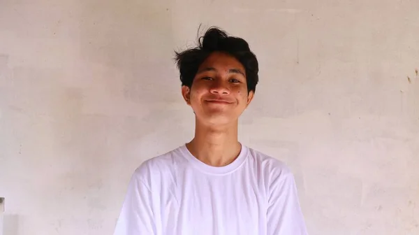 Seorang Pria Asia Tampan Dengan Kaos Putih Dengan Senyum Manis — Stok Foto