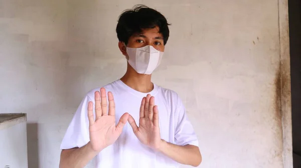 Seorang Pria Asia Dengan Kaos Putih Mengenakan Masker Mulut Dengan — Stok Foto