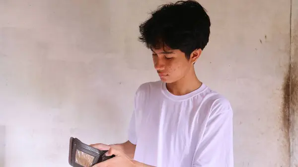 Seorang Pria Asia Dengan Kaos Putih Sedang Melihat Isi Dompet — Stok Foto