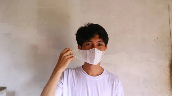 Homme Asiatique Dans Shirt Blanc Avec Geste Masque Bouche — Photo