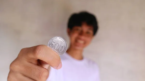 Asiatico Uomo Bianco Shirt Holding Mostrando Indonesiano Monete — Foto Stock