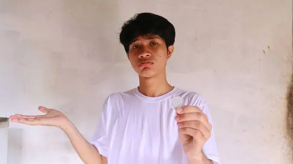 Ein Asiatischer Mann Weißen Shirt Hält Indonesische Münzen Der Hand — Stockfoto