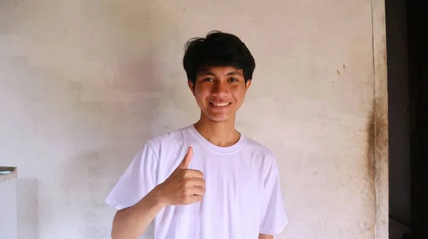 Hombre Asiático Una Camiseta Blanca Con Una Dulce Sonrisa Gesto — Foto de Stock