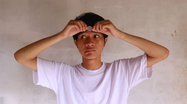 Een Aziatische Man Een Wit Shirt Houdt Plaatst Indonesische Munten — Stockfoto