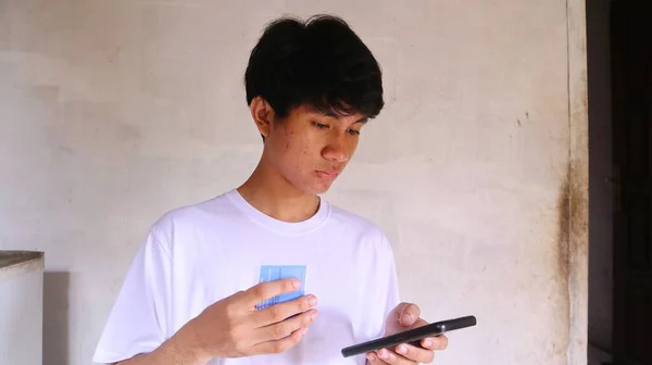 Azjatycki Mężczyzna Dokonuje Transakcji Płatniczej Pomocą Karty Smartfona Który Trzyma — Zdjęcie stockowe