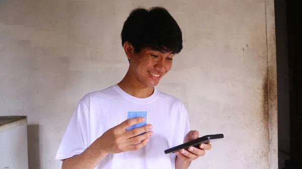 Азіатський Чоловік Робить Платіжну Операцію Допомогою Картки Смартфона Який Він — стокове фото