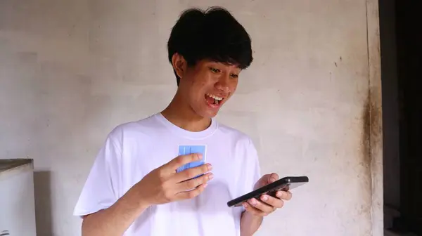 Seorang Pria Asia Melakukan Transaksi Pembayaran Menggunakan Kartu Dan Smartphone — Stok Foto