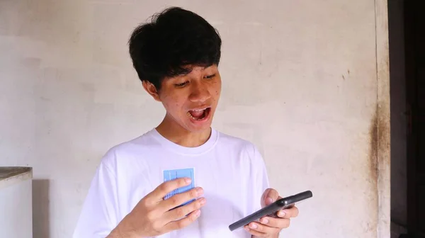 Homme Asiatique Effectue Une Transaction Paiement Utilisant Carte Smartphone Détient — Photo