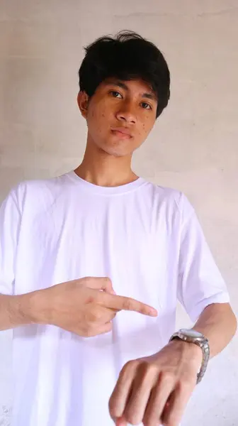 Hombre Asiático Una Camiseta Blanca Está Mostrando Reloj — Foto de Stock