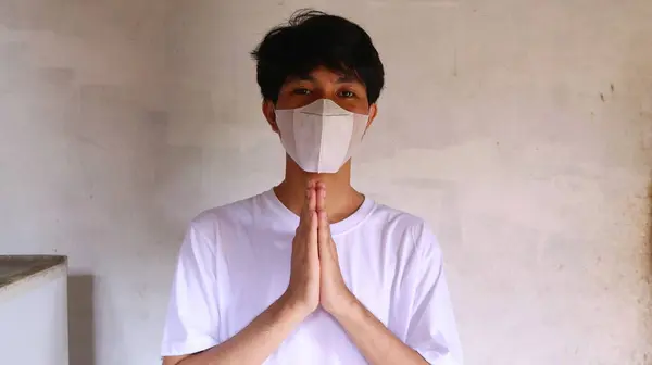 Ağız Maskesi Takan Beyaz Tişörtlü Asyalı Bir Adam Elleri Düğümlü — Stok fotoğraf