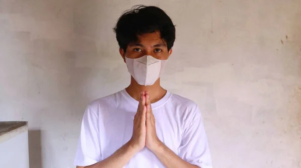 Seorang Pria Asia Dalam Shirt Putih Mengenakan Masker Mulut Dengan — Stok Foto
