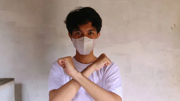 Ein Asiatischer Mann Weißen Shirt Trägt Eine Mundmaske Mit Verschränkten — Stockfoto