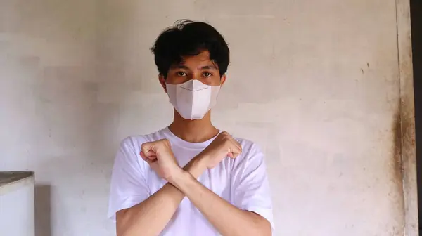 Asiatisk Man Vit Shirt Bär Munmask Med Korsade Armar Säg — Stockfoto