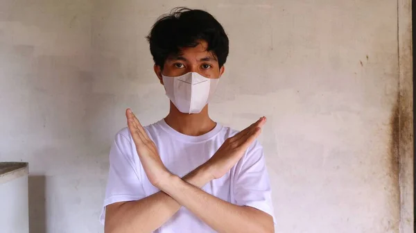 Hombre Asiático Con Una Camiseta Blanca Lleva Una Máscara Bucal —  Fotos de Stock