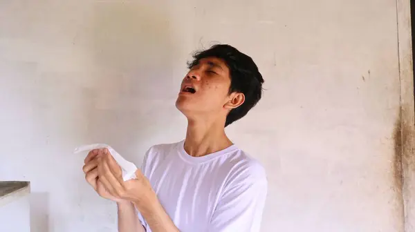 Ein Asiatischer Mann Weißen Shirt Hat Eine Erkältung Und Benutzt — Stockfoto
