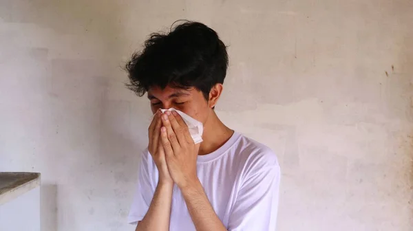 Hombre Asiático Una Camiseta Blanca Tiene Resfriado Utiliza Pañuelo Para —  Fotos de Stock