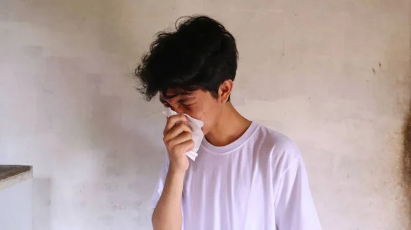 Asijský Muž Bílém Tričku Rýmu Používá Kapesník Aby Zakryl Kýchnutí — Stock fotografie