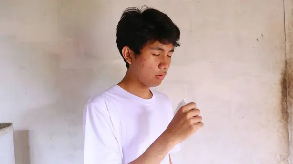 Ein Asiatischer Mann Weißen Shirt Hustet — Stockfoto