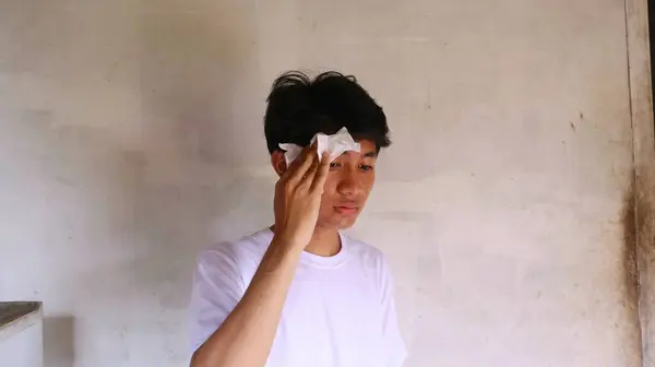 Egy Fehér Pólós Ázsiai Férfi Törli Arcát Egy Zsebkendővel — Stock Fotó
