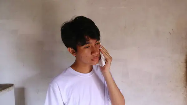 Asiatico Uomo Bianco Shirt Wiping Sua Faccia Con Tessuto — Foto Stock