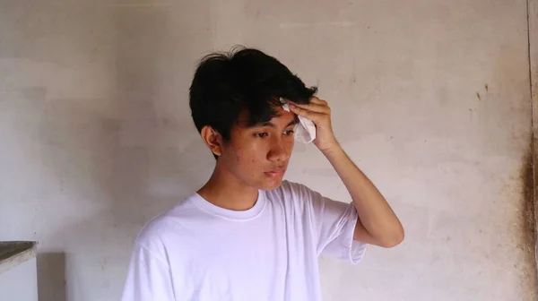 Ásia Homem Branco Shirt Limpar Seu Rosto Com Tecido — Fotografia de Stock