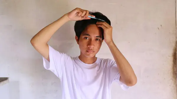 Asiático Hombre Blanco Camiseta Ordenando Peinando Desordenado Cabello — Foto de Stock