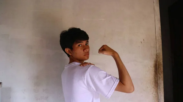 Hombre Asiático Una Camiseta Blanca Está Emocionado Mostrando Sus Músculos — Foto de Stock