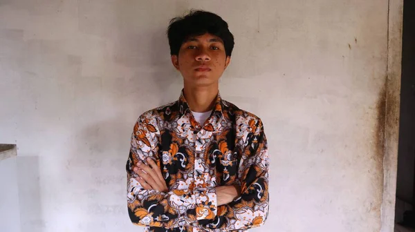 誇りを持って典型的なインドネシアのバティック服を身に着けているアジア人男性の表現 — ストック写真