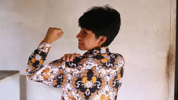 Egy Ázsiai Férfi Arckifejezése Aki Egy Tipikus Indonéz Batik Inget — Stock Fotó