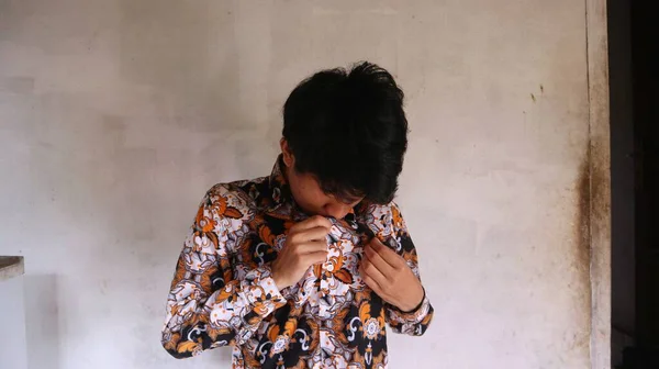 Uitdrukking Van Een Aziatische Man Die Typisch Indonesische Batik Kleding — Stockfoto