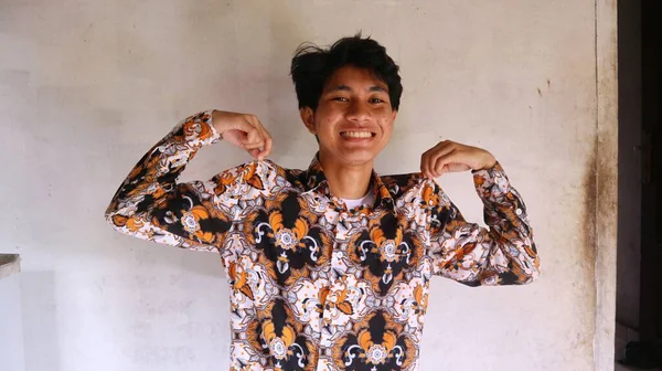 자부심을 전형적인 인도네시아어 Batik 아시아 사람의 — 스톡 사진