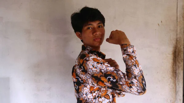 Expressão Homem Asiático Vestindo Uma Típica Camisa Batik Indonésia Com — Fotografia de Stock