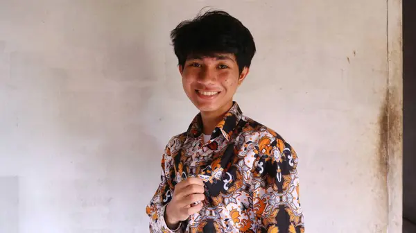 Tipik Endonezya Batik Giysileri Giyen Asyalı Bir Adamın Ifadesi — Stok fotoğraf