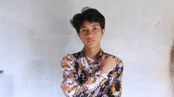 Espressione Uomo Asiatico Che Indossa Abiti Tipici Indonesiani Batik Con — Foto Stock
