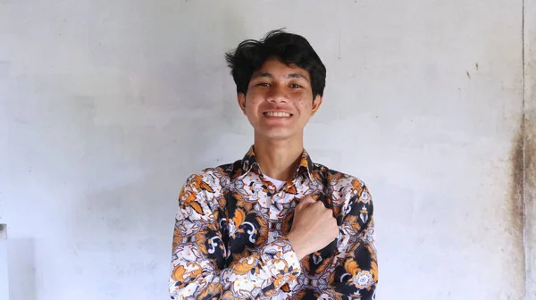 Expression Homme Asiatique Portant Des Vêtements Batik Indonésiens Typiques Avec — Photo