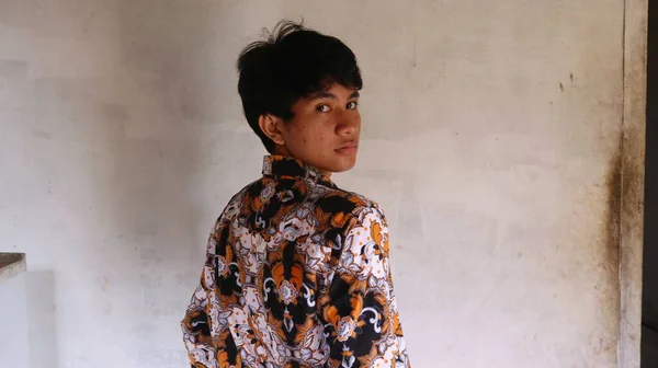 Expresia Unui Bărbat Asiatic Purtând Haine Tipice Indonezian Batik Mândrie — Fotografie, imagine de stoc