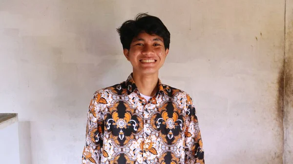 Wyraz Azjaty Typowych Indonezyjskich Ubraniach Batik Dumą — Zdjęcie stockowe
