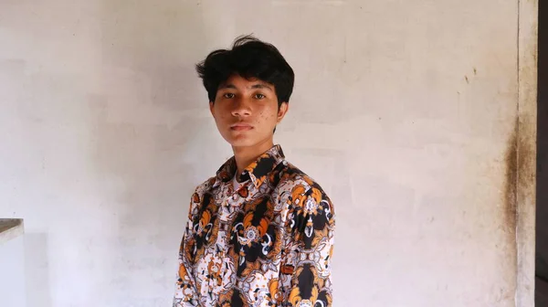 Tipik Endonezya Batik Giysileri Giyen Asyalı Bir Adamın Ifadesi — Stok fotoğraf