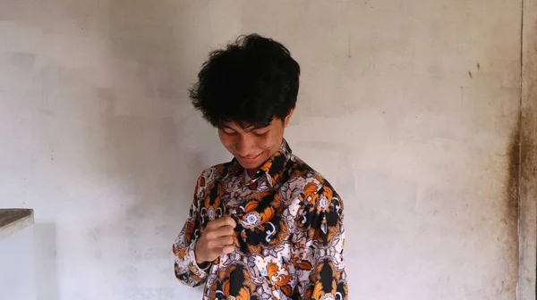 Expresión Hombre Asiático Que Viste Ropa Típica Batik Indonesio Con — Foto de Stock