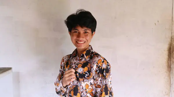 Egy Ázsiai Férfi Arckifejezése Aki Tipikus Indonéz Batik Ruhát Visel — Stock Fotó