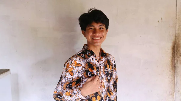 Ekspresi Seorang Pria Asia Mengenakan Khas Batik Pakaian Indonesia Dengan — Stok Foto