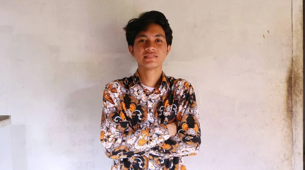 Expressão Homem Asiático Vestindo Roupas Típicas Indonésias Batik Com Orgulho — Fotografia de Stock