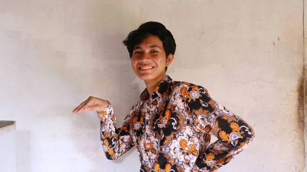 Експресія Азіатського Чоловіка Типовій Індонезійській Сорочці Батік Кумедною Позицією — стокове фото