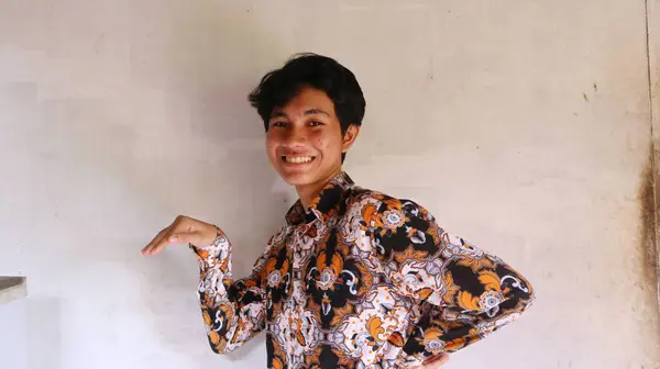 Выражение Лица Азиатского Мужчины Типичной Индонезийской Батиковой Рубашке Смешным Отношением — стоковое фото
