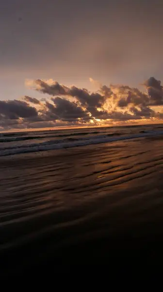 Západ Slunce Pláži Krásnou Tmavou Oranžovou Oblohou — Stock fotografie