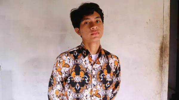 亚洲男人自豪地穿着典型的印度尼西亚蜡染衣服的表情 — 图库照片