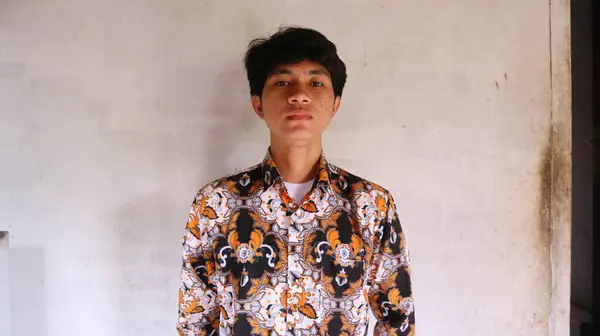 Вираження Азіатського Чоловіка Типовому Індонезійському Одязі Гордістю — стокове фото