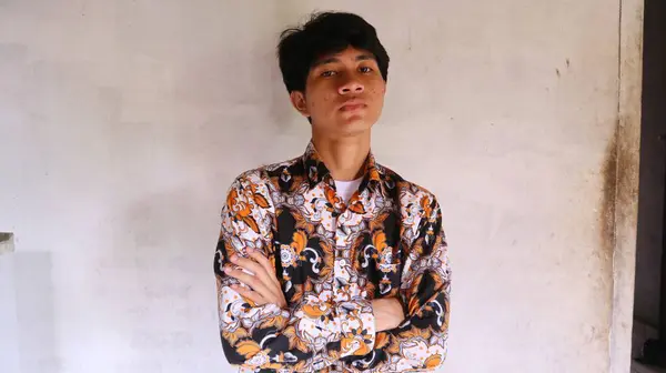 誇りを持って典型的なインドネシアのバティック服を身に着けているアジア人男性の表現 — ストック写真