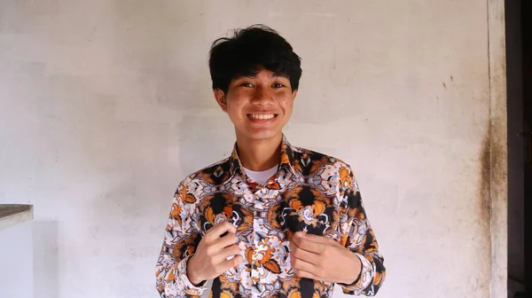 Der Ausdruck Eines Asiatischen Mannes Typisch Indonesischer Batikkleidung Mit Stolz — Stockfoto