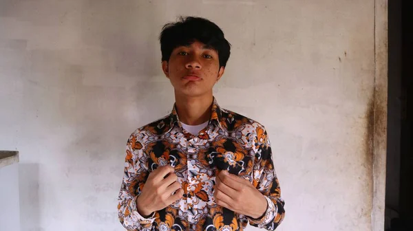 Έκφραση Ενός Ασιάτη Άνδρα Που Φοράει Τυπικά Ινδονησιακά Ρούχα Μπατίκ — Φωτογραφία Αρχείου